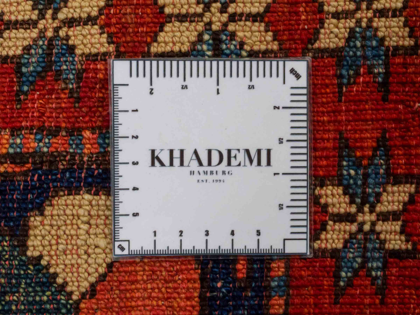 Handgeknüpfter Afghan Nomadenteppich von Khademi aus Wolle, rot. Klassisches, geometrisches Design. Traditionell von Hand geknüpft in Afghanistan. Größe: 224 cm x 190 cm. Teppichnummer: RB3-1032. Verkauf durch Jupiter Intl.