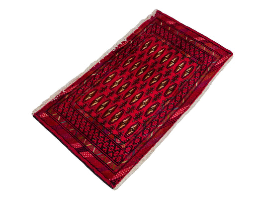 Handgeknüpfter Vintage Turkaman Nomadenteppich von Khademi aus Wolle, rot. Bukhara Allover-Design. Von Hand geknüpft in Iran. Größe: 101 cm x 54 cm. Teppichnummer: DB3-1004. Verkauf durch Jupiter Intl.