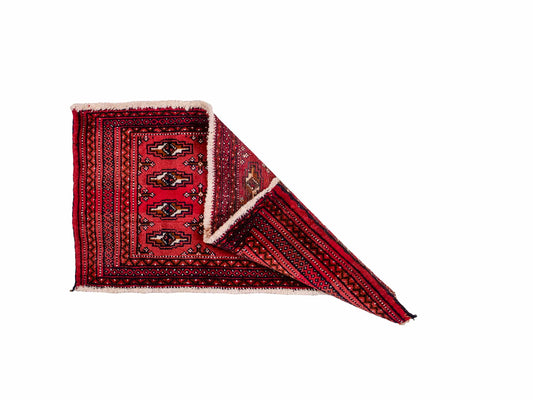Handgeknüpfter Vintage Turkaman Nomadenteppich von Khademi aus Wolle, rot. Bukhara Allover-Design. Von Hand geknüpft in Iran. Größe: 102 cm x 53 cm. Teppichnummer: DB3-1030. Verkauf durch Jupiter Intl.