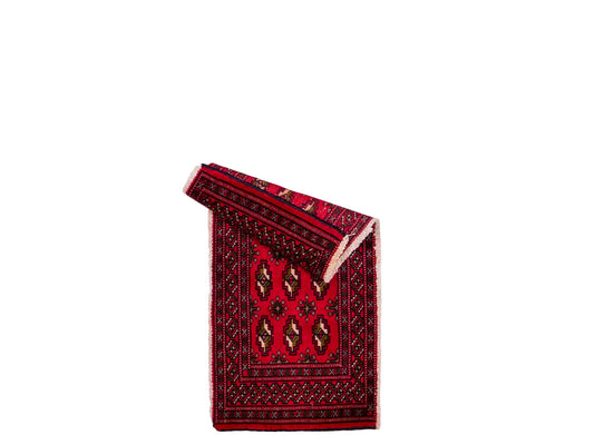 Handgeknüpfter Vintage Turkaman Nomadenteppich von Khademi aus Wolle, rot. Bukhara Allover-Design. Von Hand geknüpft in Iran. Größe: 48 cm x 105 cm. Teppichnummer: DB3-1024. Verkauf durch Jupiter Intl.