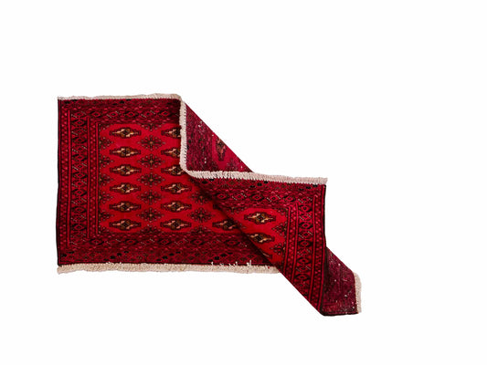 Handgeknüpfter Vintage Turkaman Nomadenteppich von Khademi aus Wolle, rot. Bukhara Allover-Design. Von Hand geknüpft in Iran. Größe: 105 cm x 50 cm. Teppichnummer: DB3-1028. Verkauf durch Jupiter Intl.