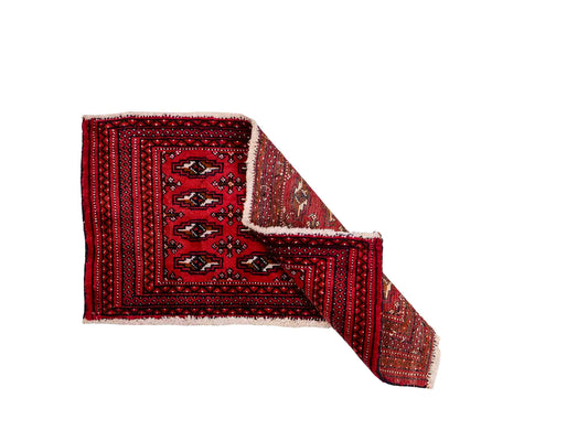 Handgeknüpfter Turkaman Nomadenteppich von Khademi aus Wolle, rot. Bukhara Allover-Design. Von Hand geknüpft in Iran. Größe: 106 cm x 50 cm. Teppichnummer: DB3-1005. Verkauf durch Jupiter Intl.