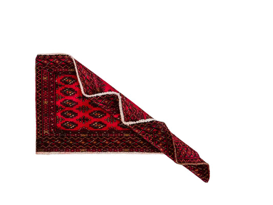 Handgeknüpfter Vintage Turkaman Nomadenteppich von Khademi aus Wolle, rot. Bukhara Allover-Design. Von Hand geknüpft in Iran. Größe: 110 cm x 50 cm. Teppichnummer: DB3-1012. Verkauf durch Jupiter Intl.