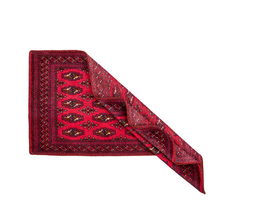 Handgeknüpfter Turkaman Nomadenteppich von Khademi aus Wolle, rot. Bukhara Allover-Design. Von Hand geknüpft in Iran. Größe: 130 cm x 60 cm. Teppichnummer: DB3-1011. Verkauf durch Jupiter Intl.