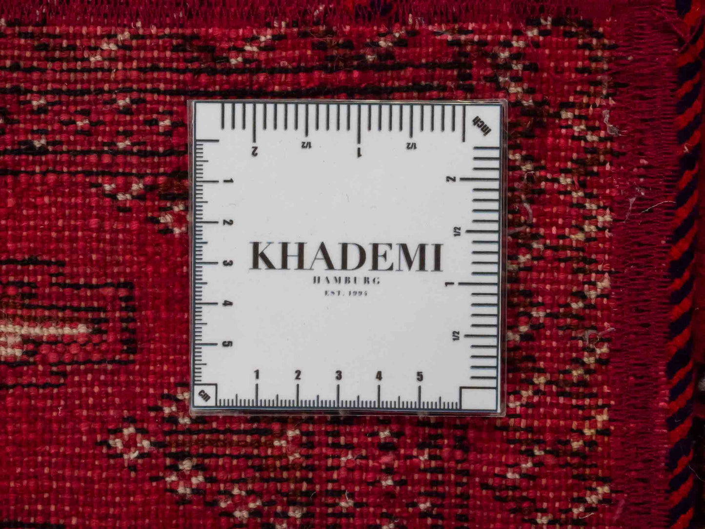 Handgeknüpfter Vintage Turkaman Nomadenteppich von Khademi aus Wolle, rot. Bukhara Allover-Design. Von Hand geknüpft in Iran. Größe: 120 cm x 55 cm. Teppichnummer: DB3-1031. Verkauf durch Jupiter Intl.