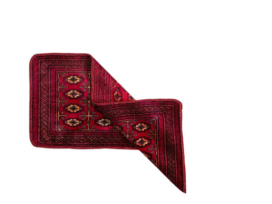 Handgeknüpfter Vintage Turkaman Nomadenteppich von Khademi aus Wolle, rot. Bukhara Allover-Design. Von Hand geknüpft in Iran. Größe: 125 cm x 57 cm. Teppichnummer: DB3-1023. Verkauf durch Jupiter Intl.