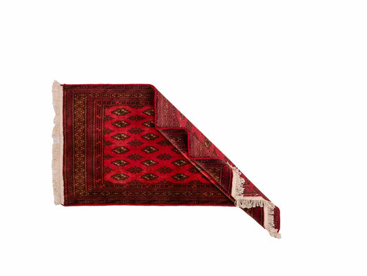 Handgeknüpfter Vintage Turkaman Bukhara Nomadenteppich von Khademi aus Wolle, rot. Bukhara Allover-Design. Von Hand geknüpft in Iran. Größe: 127 cm x 64 cm. Teppichnummer: DB3-1001. Verkauf durch Jupiter Intl.