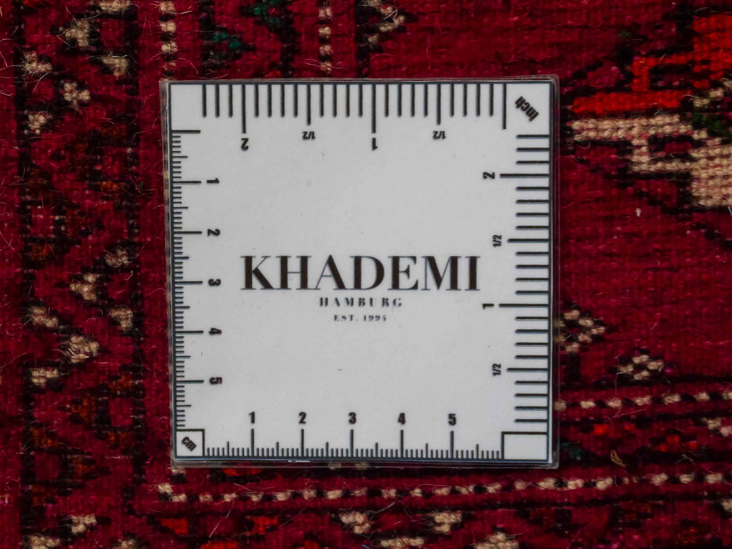 Handgeknüpfter Vintage Turkaman Nomadenteppich von Khademi aus Wolle, rot. Bukhara Allover-Design. Von Hand geknüpft in Iran. Größe: 55 cm x 115 cm. Teppichnummer: DB3-1014. Verkauf durch Jupiter Intl.