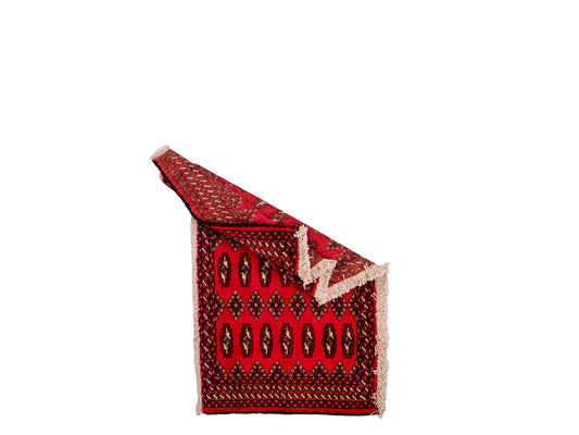 Handgeknüpfter Vintage Turkaman Nomadenteppich von Khademi aus Wolle, rot. Bukhara Allover-Design. Von Hand geknüpft in Iran. Größe: 57 cm x 100 cm. Teppichnummer: DB3-1017. Verkauf durch Jupiter Intl.