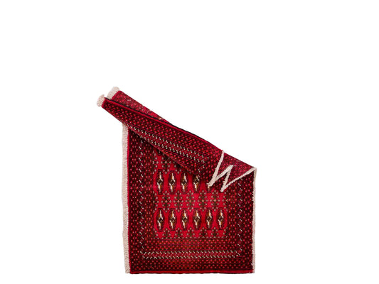 Handgeknüpfter Vintage Turkaman Nomadenteppich von Khademi aus Wolle, rot. Bukhara Allover-Design. Von Hand geknüpft in Iran. Größe: 60 cm x 115 cm. Teppichnummer: DB3-1016. Verkauf durch Jupiter Intl.