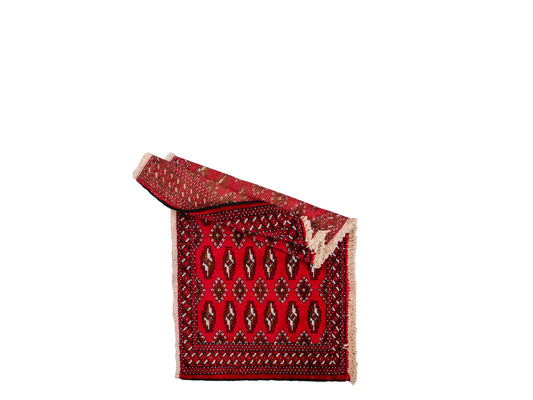 Handgeknüpfter Vintage Turkaman Nomadenteppich von Khademi aus Wolle, rot. Bukhara Allover-Design. Von Hand geknüpft in Iran. Größe: 53 cm x 110 cm. Teppichnummer: DB3-1022. Verkauf durch Jupiter Intl.
