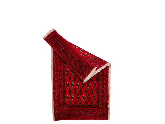 Handgeknüpfter Vintage Turkaman Nomadenteppich von Khademi aus Wolle, rot. Bukhara Allover-Design. Von Hand geknüpft in Iran. Größe: 60 cm x 120 cm. Teppichnummer: DB3-1021. Verkauf durch Jupiter Intl.