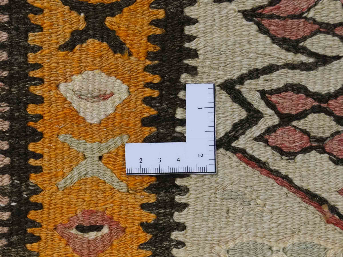 Semi-antiker, handgewebter Kelim Senneh Läufer-Nomadenteppich von Khademi aus Wolle, Erdtöne, persisch. Geometrischer Kelim mit Allovcer-Motiv. Von Hand gewebt in Iran. Größe: 144 cm x 103 cm. Teppichnummer: DB3-1314. Verkauf durch Jupiter Intl.