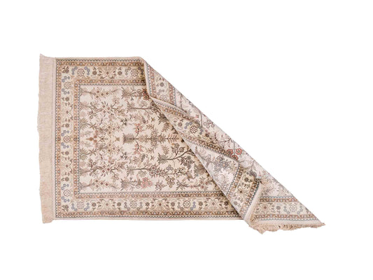 Handgeknüpfter Art Hereke Seidenteppich von Khademi aus Kunstseide, cremeweiß. Chinesischer Teppich, durchgemustert. Orientteppich, von Hand geknüpft in China. Größe: 153 cm x 91 cm. Teppichnummer: DB3-1029. Verkauf durch Jupiter Intl.