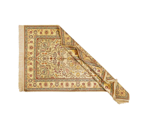 Handgeknüpfter Art Hereke Seidenteppich von Khademi aus Kunstseide, gold. Chinesischer Teppich, durchgemustert. Orientteppich, von Hand geknüpft in China. Größe: 153 cm x 91 cm. Teppichnummer: DB3-1033. Verkauf durch Jupiter Intl.