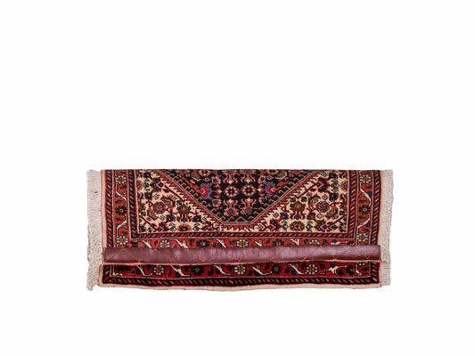 Handgeknüpfter Bidjar Sandjan Perserteppich von Khademi aus Wolle, rot. Kurdischer Dorfteppich mit geometrischem Medaillon. Von Hand geknüpft in Iran. Größe: 60 cm x 40 cm. Teppichnummer: DB3-1060. Verkauf durch Jupiter Intl.