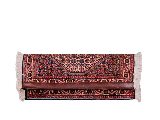 Handgeknüpfter Bidjar Sandjan Perserteppich von Khademi aus Wolle, mehrfarbig. Kurdischer Dorfteppich mit geometrischem Medaillon. Von Hand geknüpft in Iran. Größe: 60 cm x 50 cm. Teppichnummer: DB3-1053. Verkauf durch Jupiter Intl.