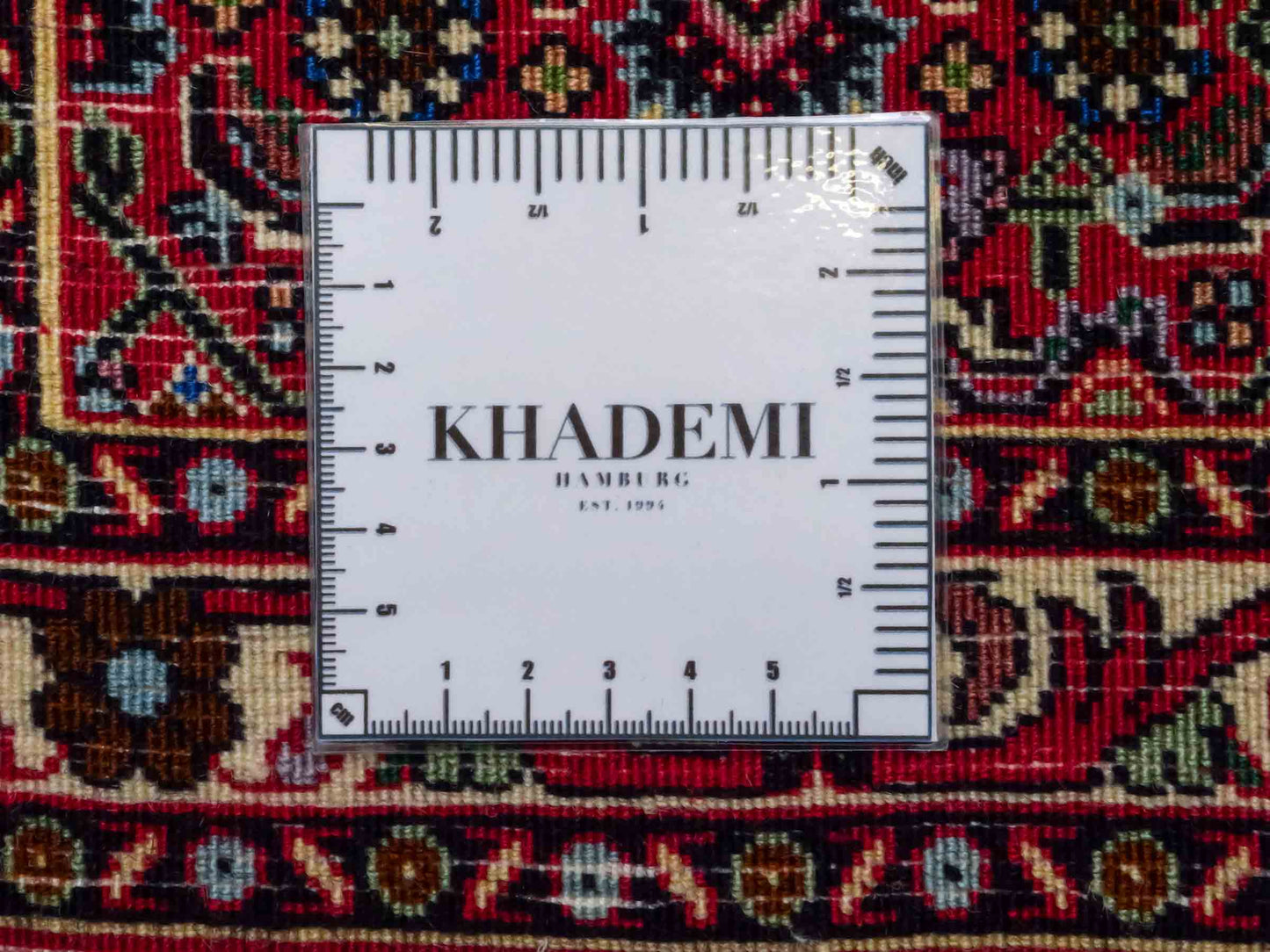 Handgeknüpfter Bidjar Sandjan Perserteppich von Khademi aus Wolle, rot. Kurdischer Dorfteppich mit geometrischem Medaillon. Von Hand geknüpft in Iran. Größe: 60 cm x 50 cm. Teppichnummer: DB3-1048. Verkauf durch Jupiter Intl.