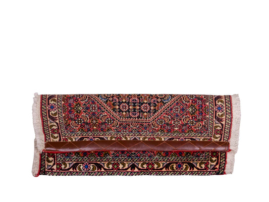 Handgeknüpfter Bidjar Sandjan Perserteppich von Khademi aus Wolle, mehrfarbig. Kurdischer Dorfteppich mit geometrischem Medaillon. Von Hand geknüpft in Iran. Größe: 60 cm x 50 cm. Teppichnummer: DB3-1055. Verkauf durch Jupiter Intl.