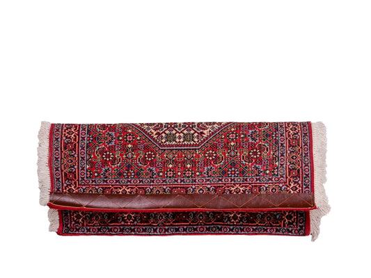 Handgeknüpfter Bidjar Sandjan Perserteppich von Khademi aus Wolle, rot. Kurdischer Dorfteppich mit geometrischem Medaillon. Von Hand geknüpft in Iran. Größe: 60 cm x 50 cm. Teppichnummer: DB3-1056. Verkauf durch Jupiter Intl.