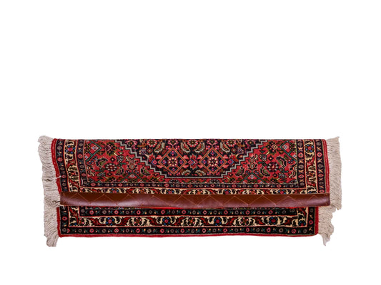 Handgeknüpfter Bidjar Sandjan Perserteppich von Khademi aus Wolle, rot. Kurdischer Dorfteppich mit geometrischem Medaillon. Von Hand geknüpft in Iran. Größe: 75 cm x 53 cm. Teppichnummer: DB3-1042. Verkauf durch Jupiter Intl.