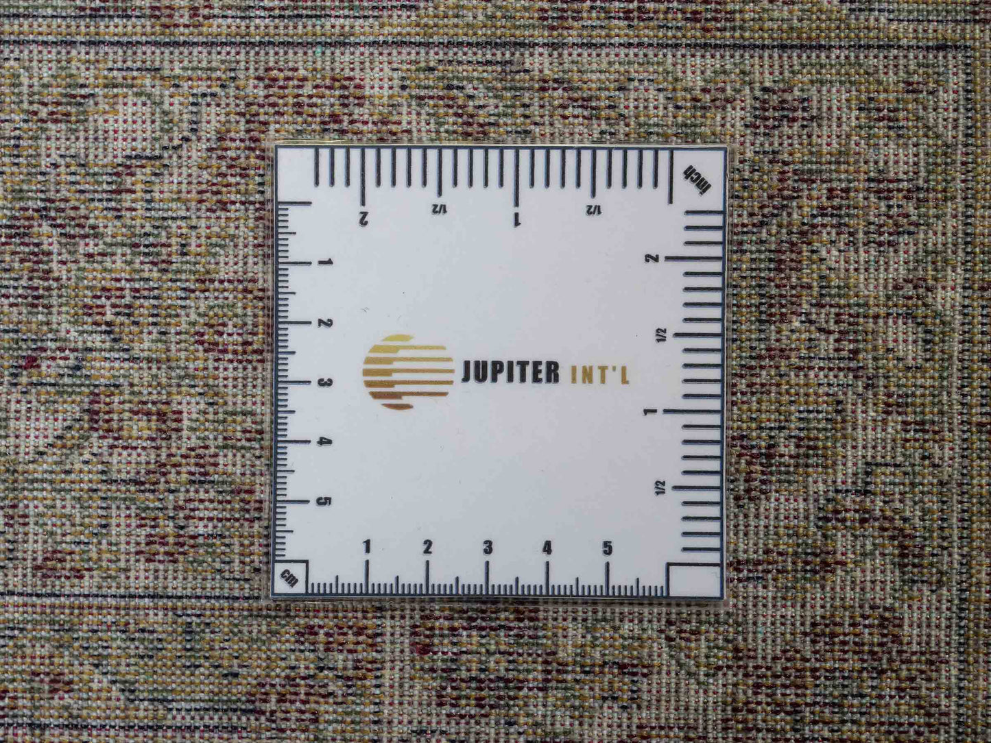 Belgischer, maschinell gefertigter Design Orientteppich aus Kunstseide, creme, beige. 139x97 cm. Verkauf durch Jupiter Intl.