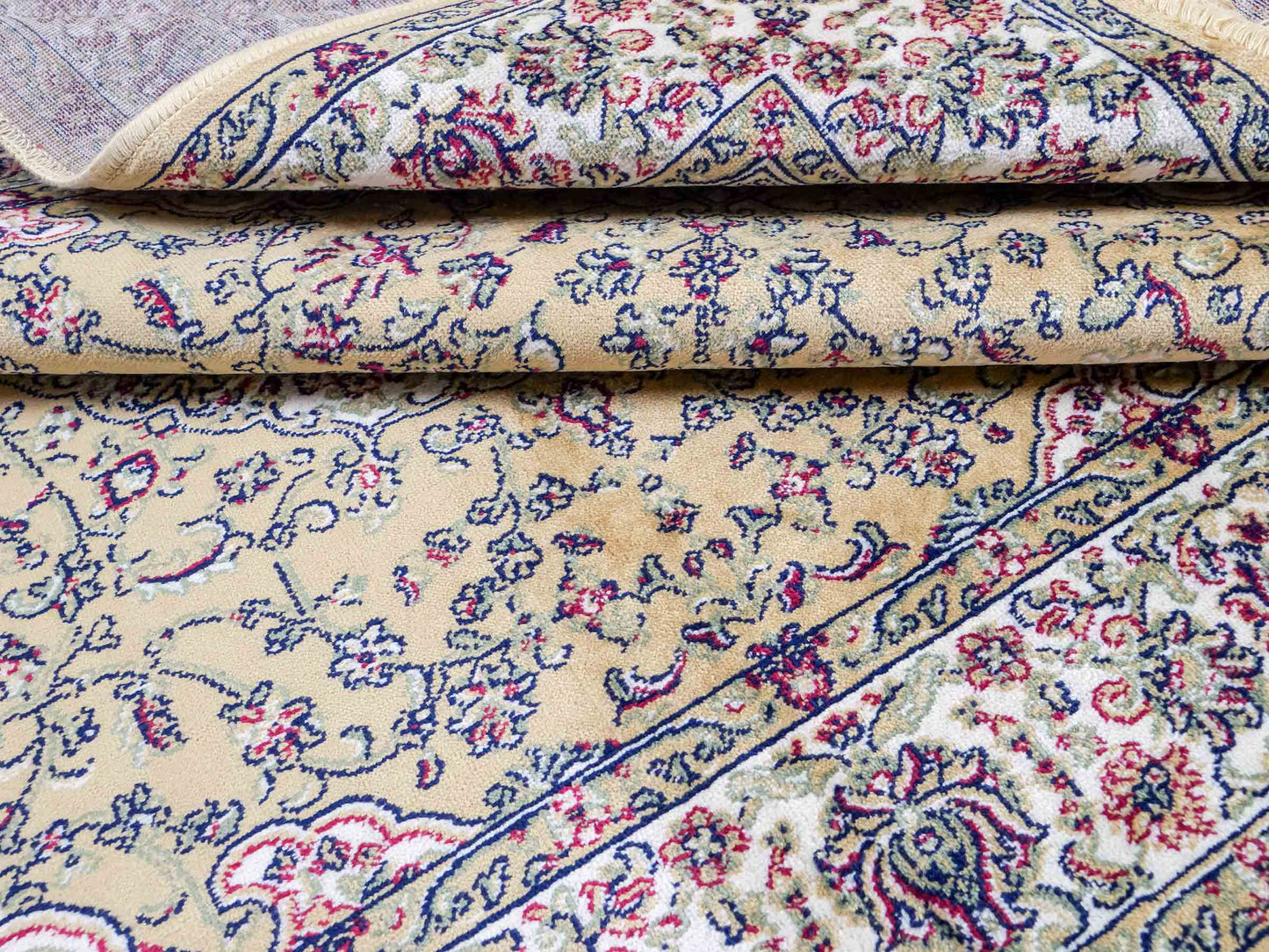 Belgischer, maschinell gefertigter Design Orientteppich aus Kunstseide, beige, creme. 140x98 cm. Verkauf durch Jupiter Intl.