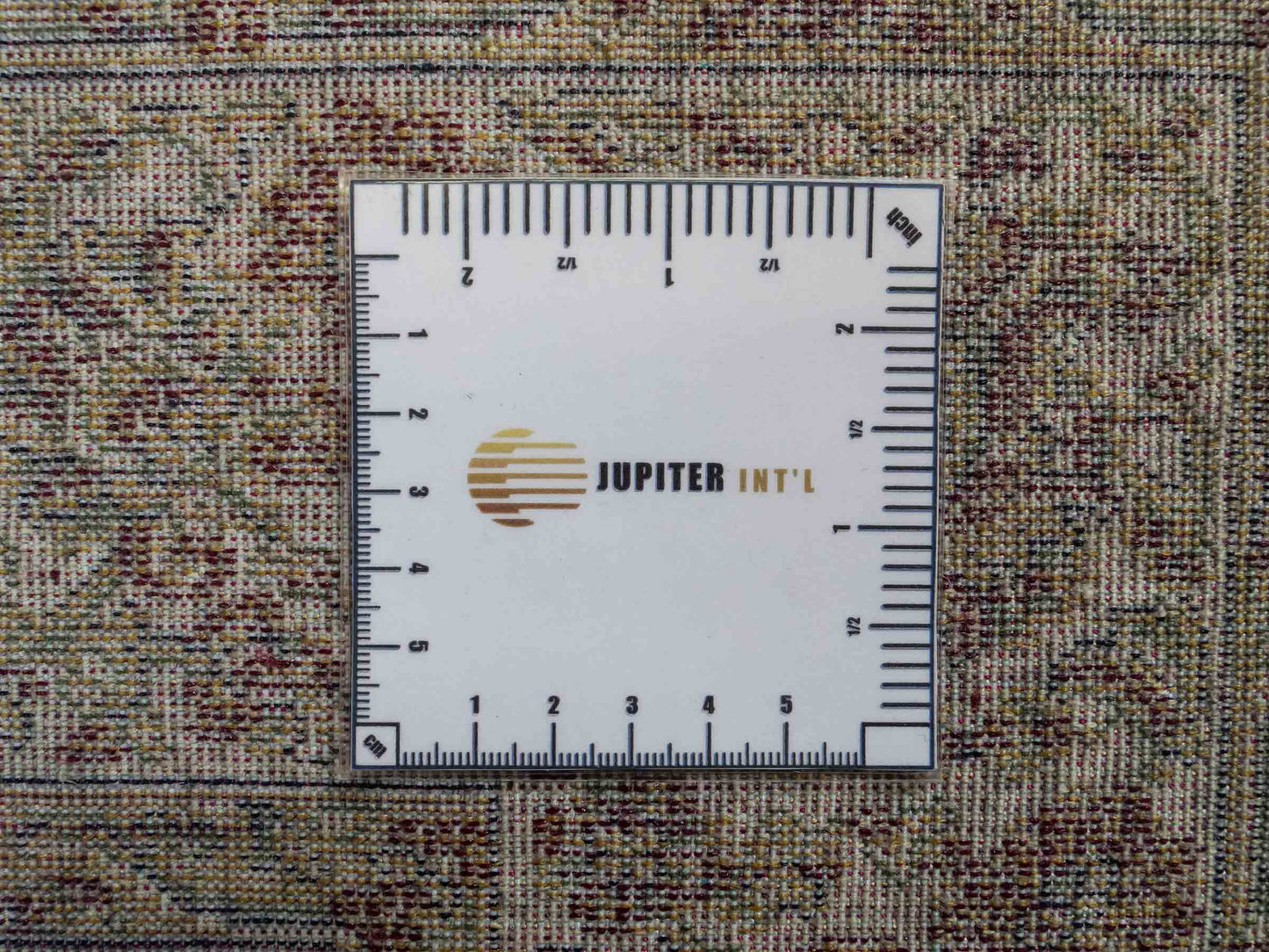 Belgischer, maschinell gefertigter Design Orientteppich aus Kunstseide, beige, creme. 140x98 cm. Verkauf durch Jupiter Intl.