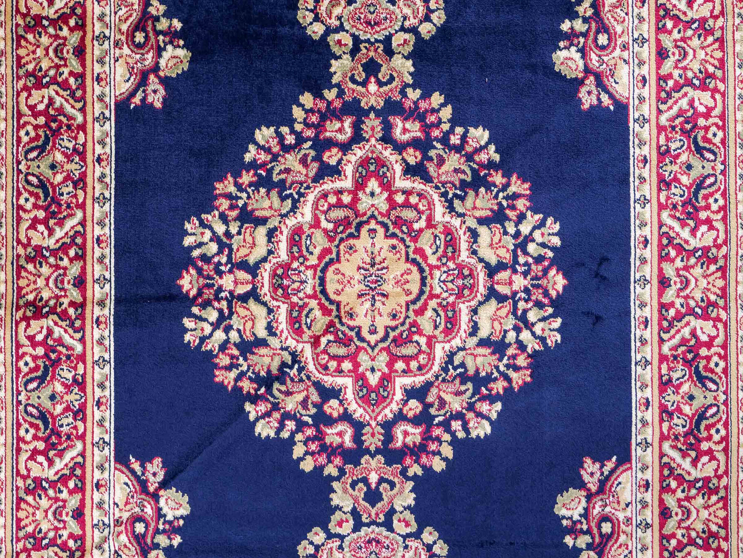 Belgischer, maschinell gefertigter Design Orientteppich aus Kunstseide, blau. 154x79 cm. Verkauf durch Jupiter Intl.