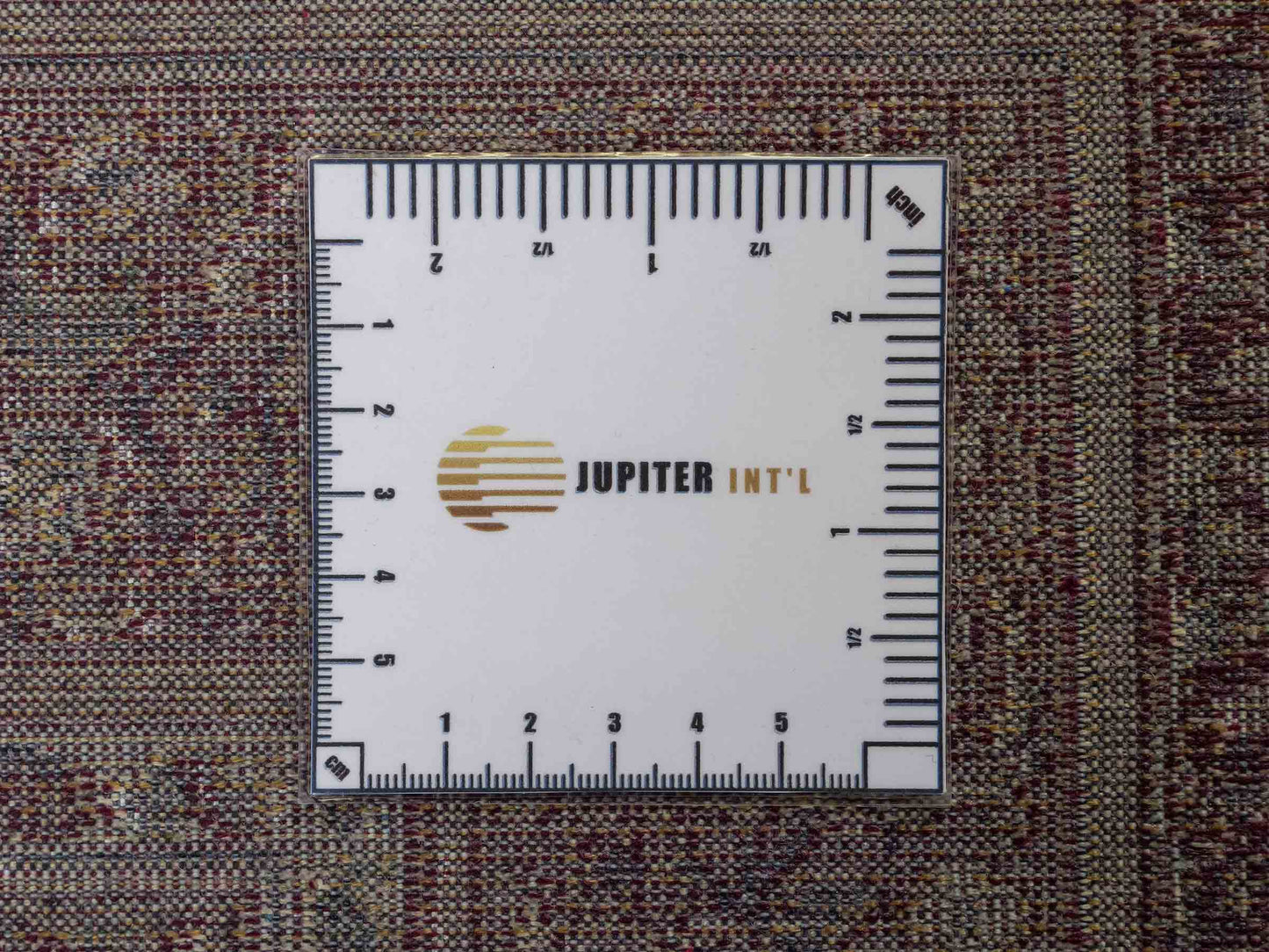 Belgischer, maschinell gefertigter Design Orientteppich aus Kunstseide, blau. 154x79 cm. Verkauf durch Jupiter Intl.