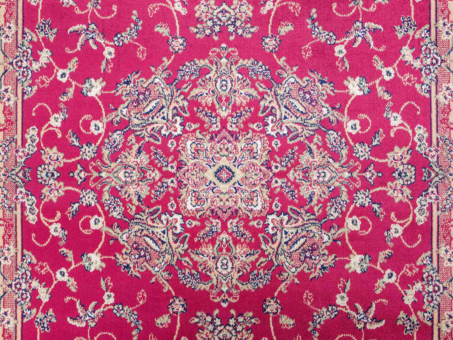 Belgischer, maschinell gefertigter Design Orientteppich aus Kunstseide, rot. 154x79 cm. Verkauf durch Jupiter Intl.
