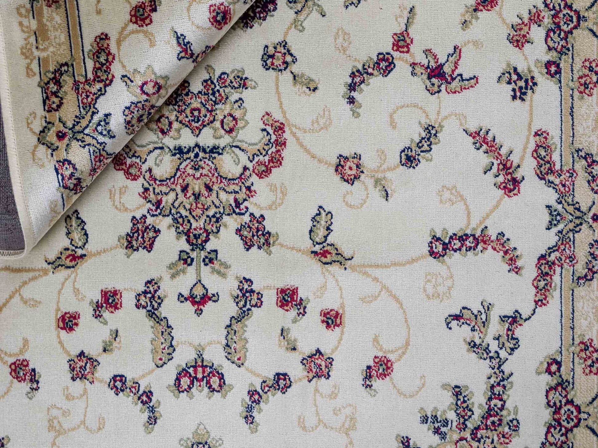 Belgischer, maschinell gefertigter Orientteppich aus Kunstseide, weiß, creme. 155x79 cm. Verkauf durch Jupiter Intl.