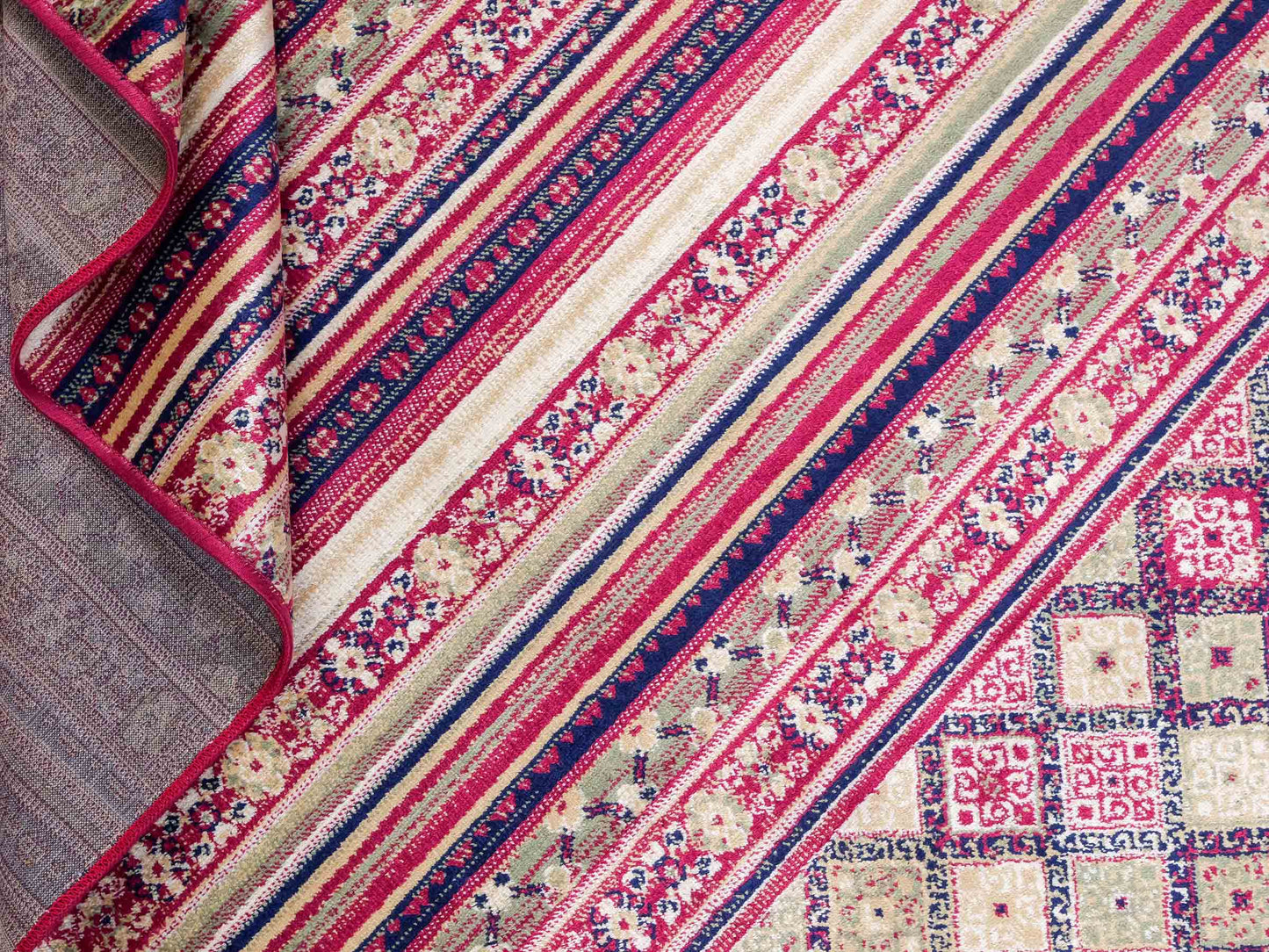 Belgischer, maschinell gefertigter Design Orientteppich aus Kunstseide, rot, multicolor. 155x79 cm. Verkauf durch Jupiter Intl.