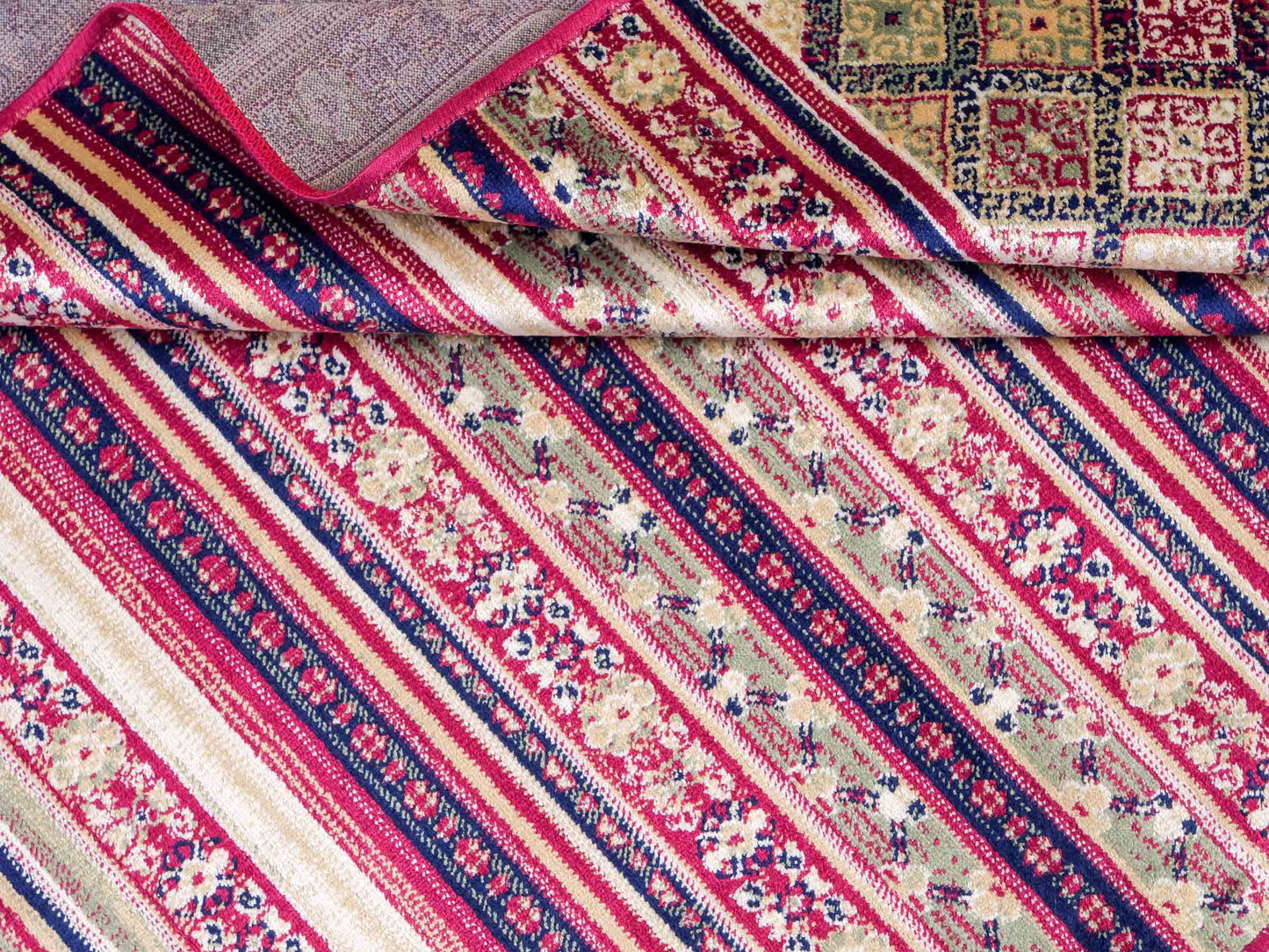 Belgischer, maschinell gefertigter Design Orientteppich aus Kunstseide, rot, multicolor. 155x79 cm. Verkauf durch Jupiter Intl.