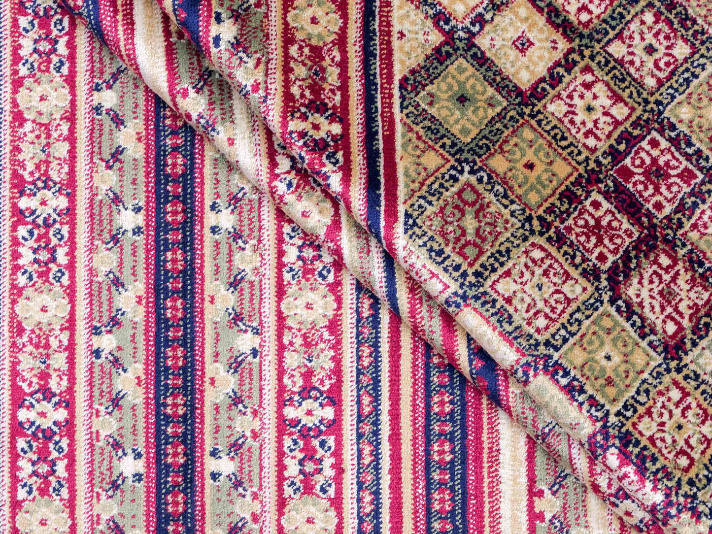 Belgischer, maschinell gefertigter Design Orientteppich aus Kunstseide, rot, multicolor. 155x79 cm. Verkauf durch Jupiter Intl.