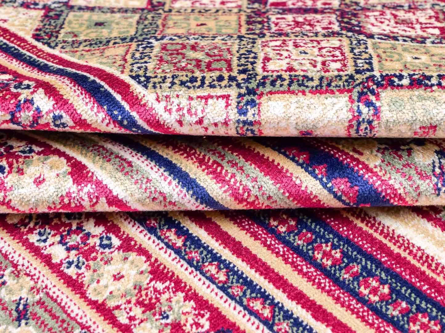 Belgischer, maschinell gefertigter Design Orientteppich aus Kunstseide, rot, multicolor. 155x79 cm. Verkauf durch Jupiter Intl.
