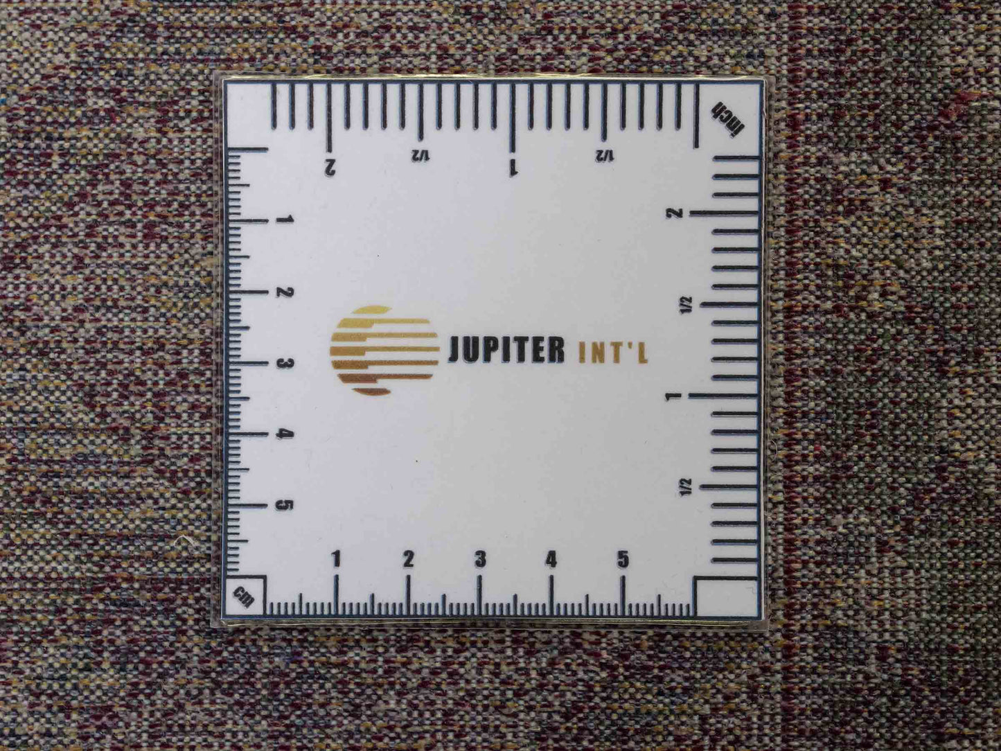 Belgischer, maschinell gefertigter Design Orientteppich aus Kunstseide, rot, multicolor. 155x79 cm. Verkauf durch Jupiter Intl.