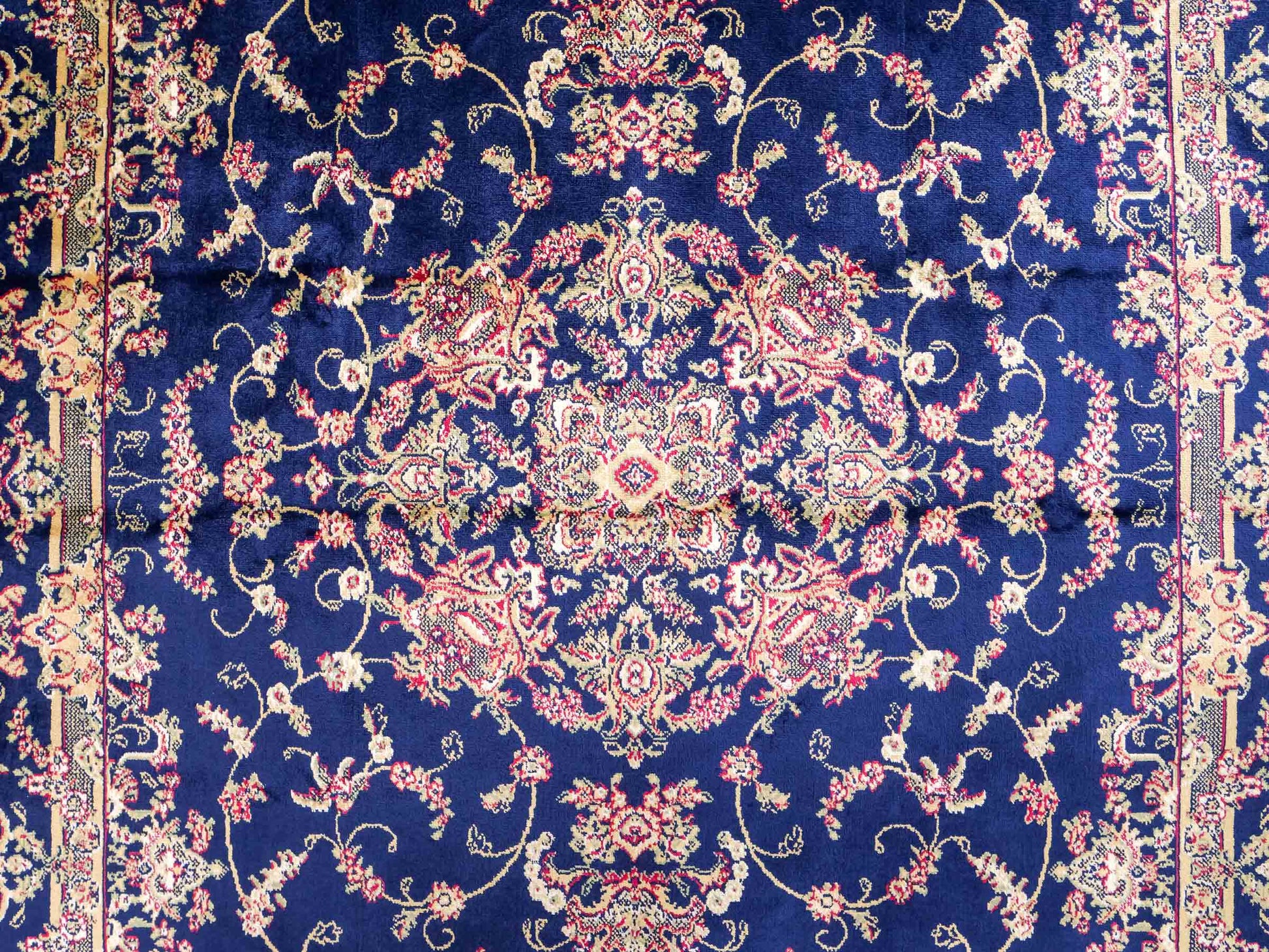 Belgischer, maschinell gefertigter Design Orientteppich aus Kunstseide, blau. 172x118 cm. Verkauf durch Jupiter Intl.