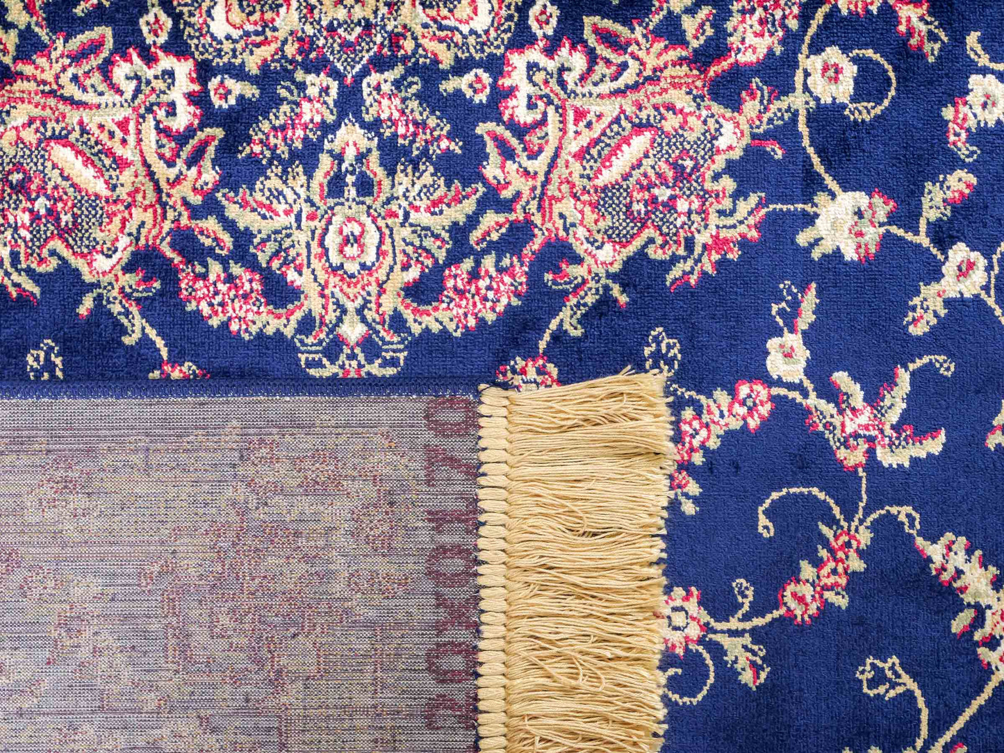 Belgischer, maschinell gefertigter Design Orientteppich aus Kunstseide, blau. 172x118 cm. Verkauf durch Jupiter Intl.