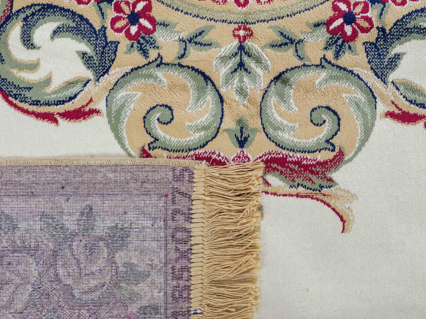 Belgischer, maschinell gefertigter Design Orientteppich aus Kunstseide, creme, weiß. 275x185 cm. Verkauf durch Jupiter Intl.