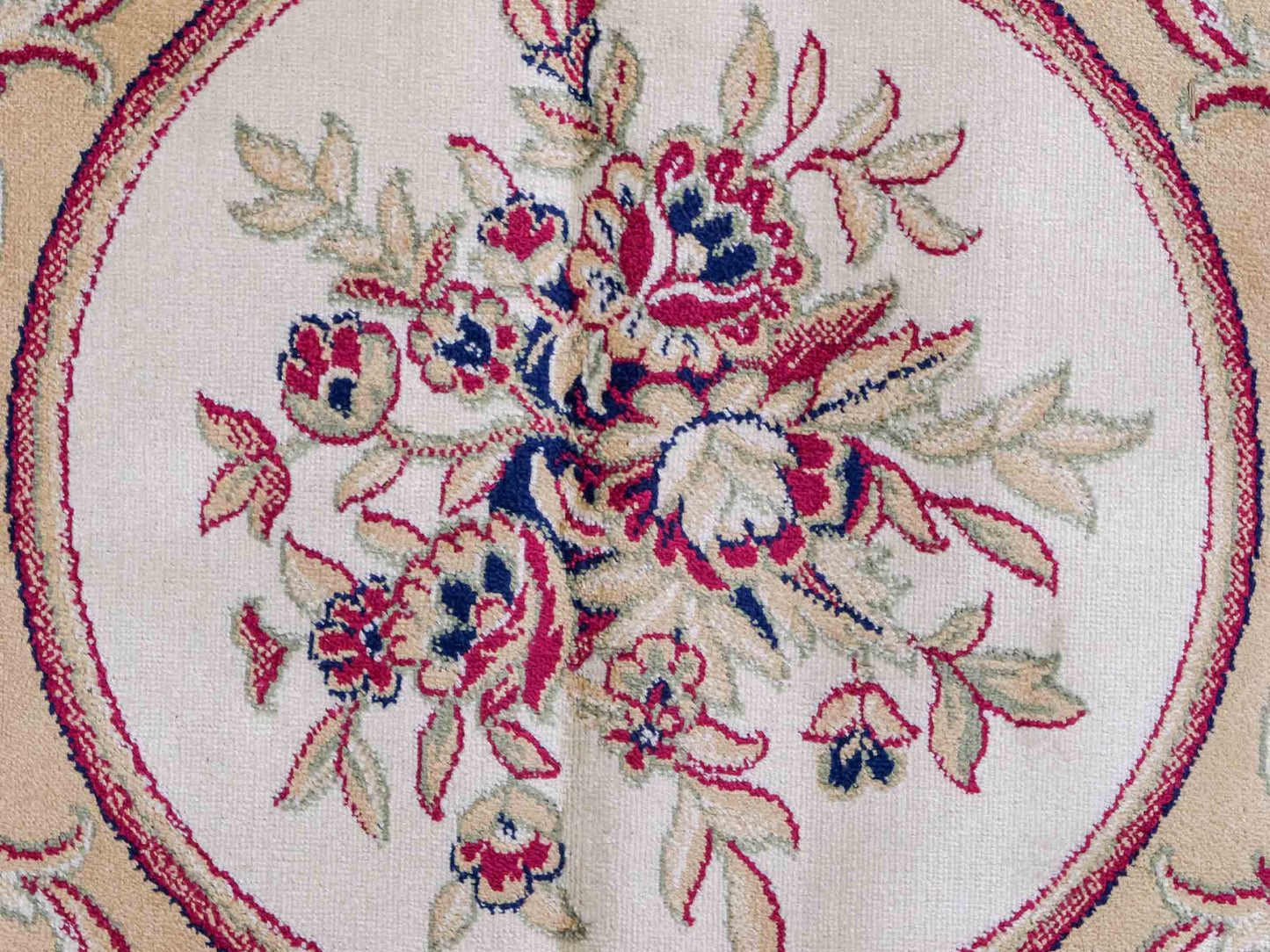 Belgischer, maschinell gefertigter Design Orientteppich aus Kunstseide, rot. 275x185 cm. Verkauf durch Jupiter Intl.