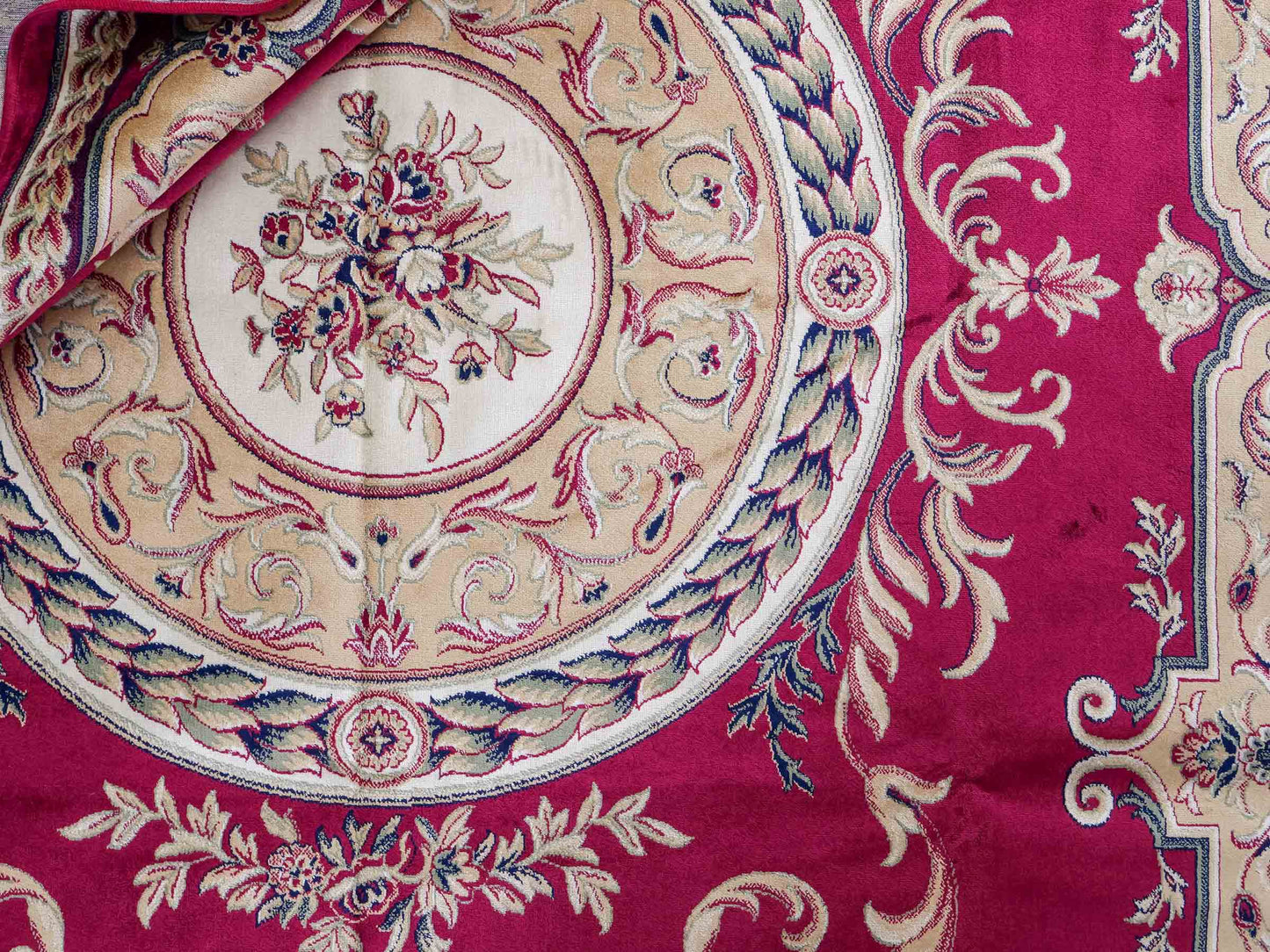 Belgischer, maschinell gefertigter Design Orientteppich aus Kunstseide, rot. 275x185 cm. Verkauf durch Jupiter Intl.