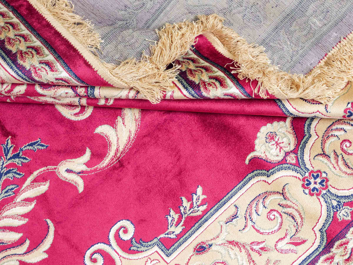Belgischer, maschinell gefertigter Design Orientteppich aus Kunstseide, rot. 275x185 cm. Verkauf durch Jupiter Intl.
