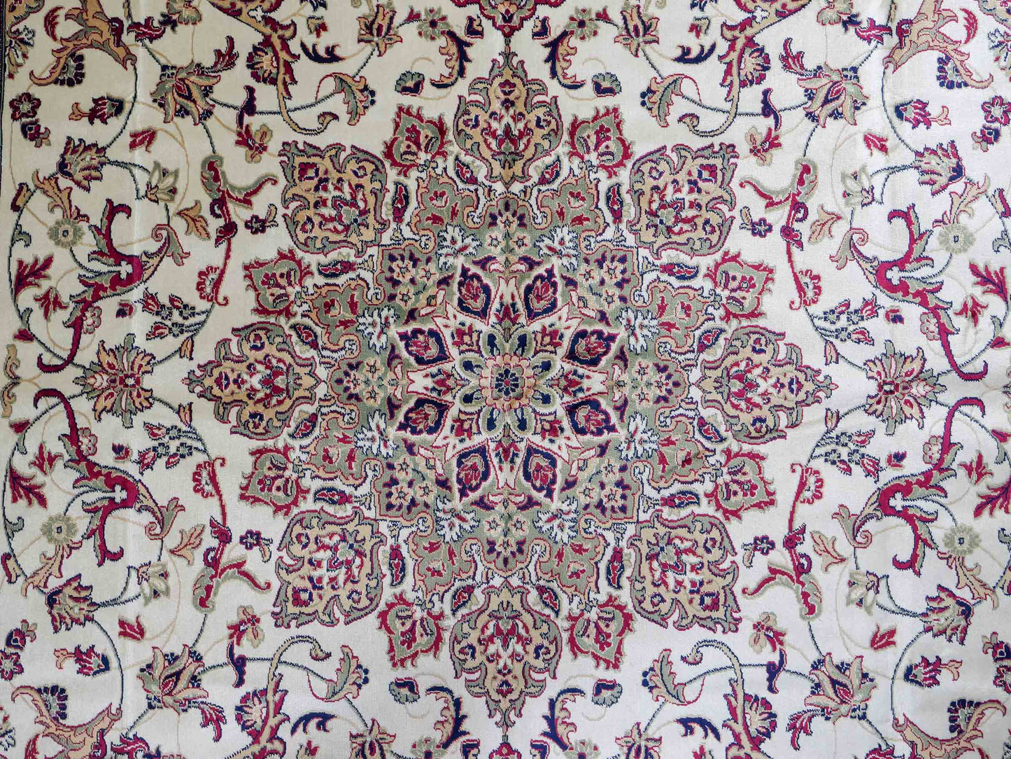 Belgischer, maschinell gefertigter Design Orientteppich aus Kunstseide, grün, creme. 275x185 cm. Verkauf durch Jupiter Intl.