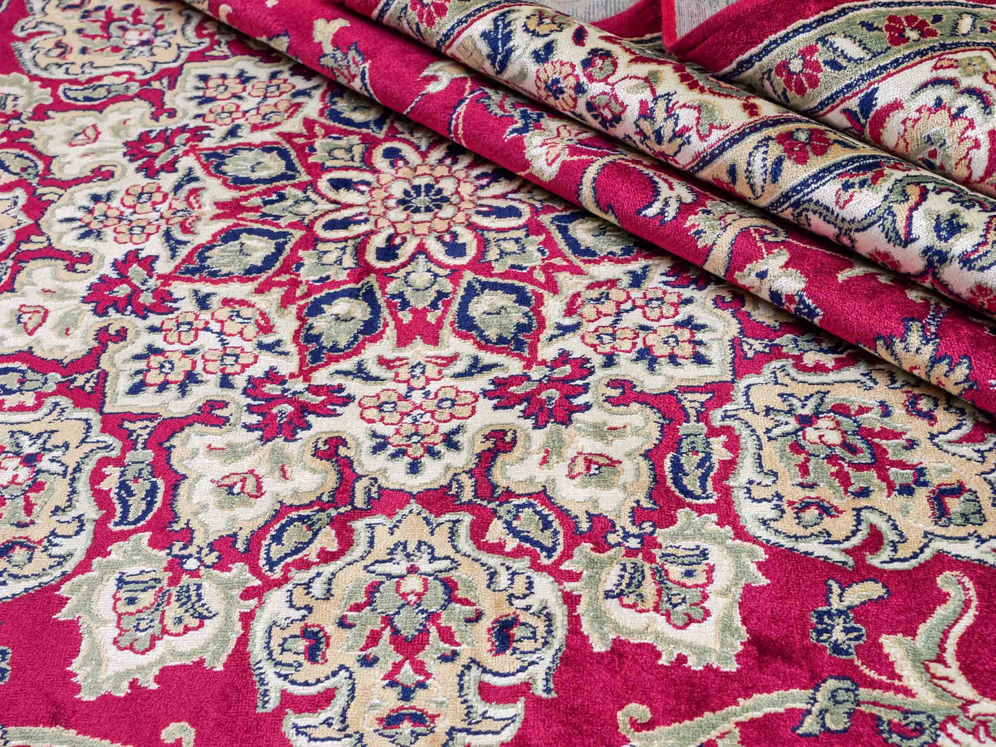 Belgischer, maschinell gefertigter Design Orientteppich aus Kunstseide, rot. 275x185 cm. Verkauf durch Jupiter Intl.