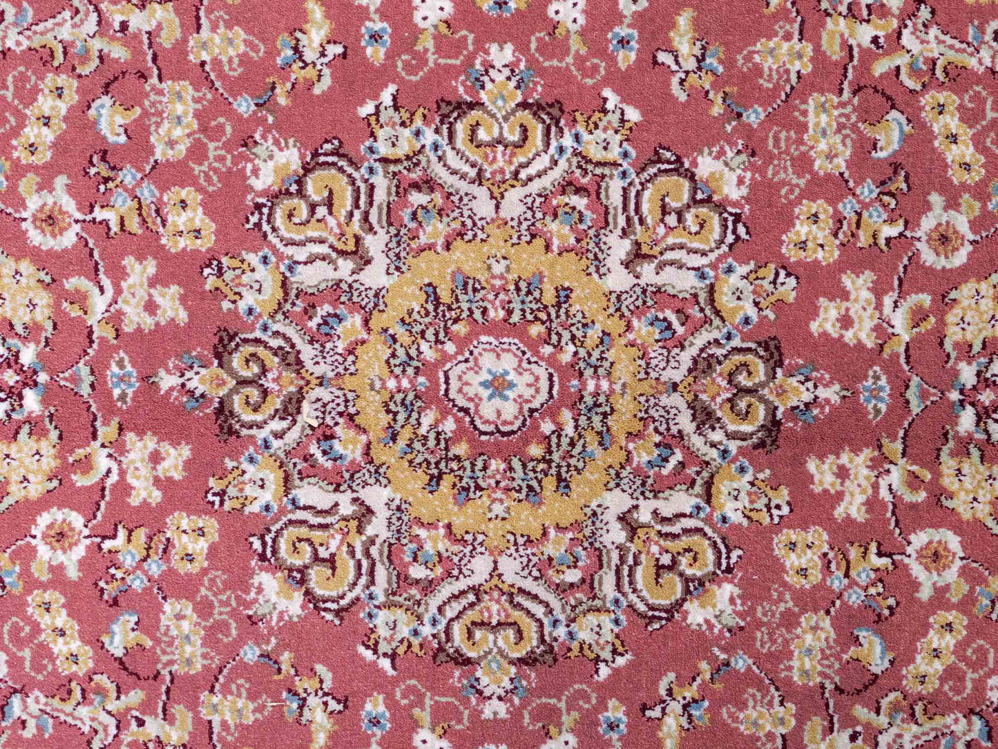 Feiner, maschinell gefertigter Perserteppich, rosa. 155x80 cm. Verkauf durch Jupiter Intl.