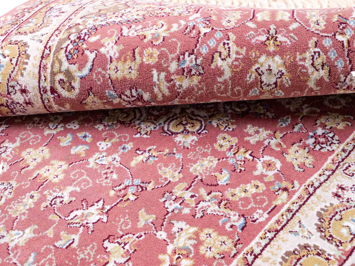 Feiner, maschinell gefertigter Perserteppich, rosa. 155x80 cm. Verkauf durch Jupiter Intl.