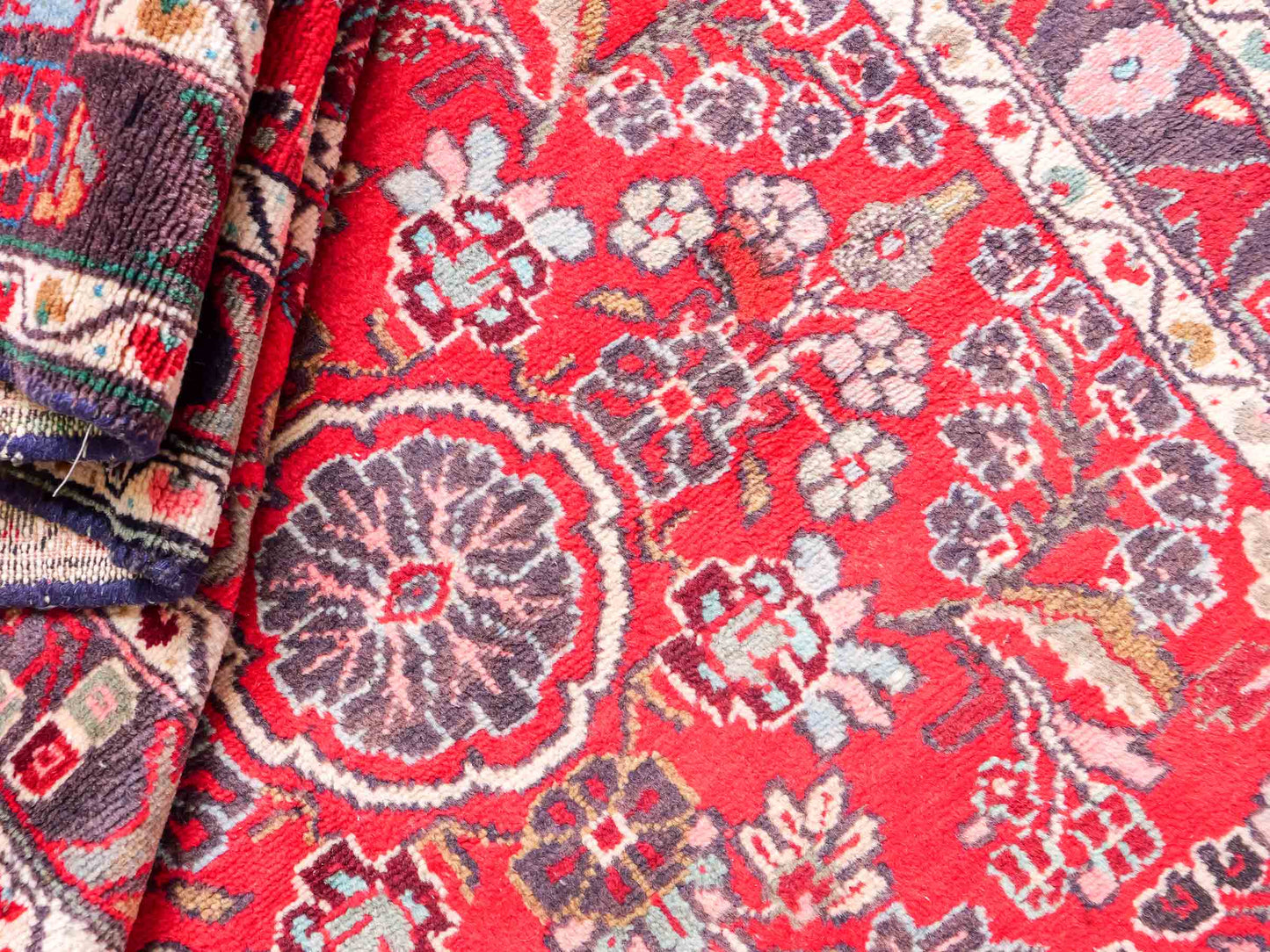 Feiner, handgeknüpfter, persischer Hamedan Dorfteppich aus Wolle von Khademi. Farbe: Rot. 305 x 108 cm. Vertrieb durch JUPITER Intl.