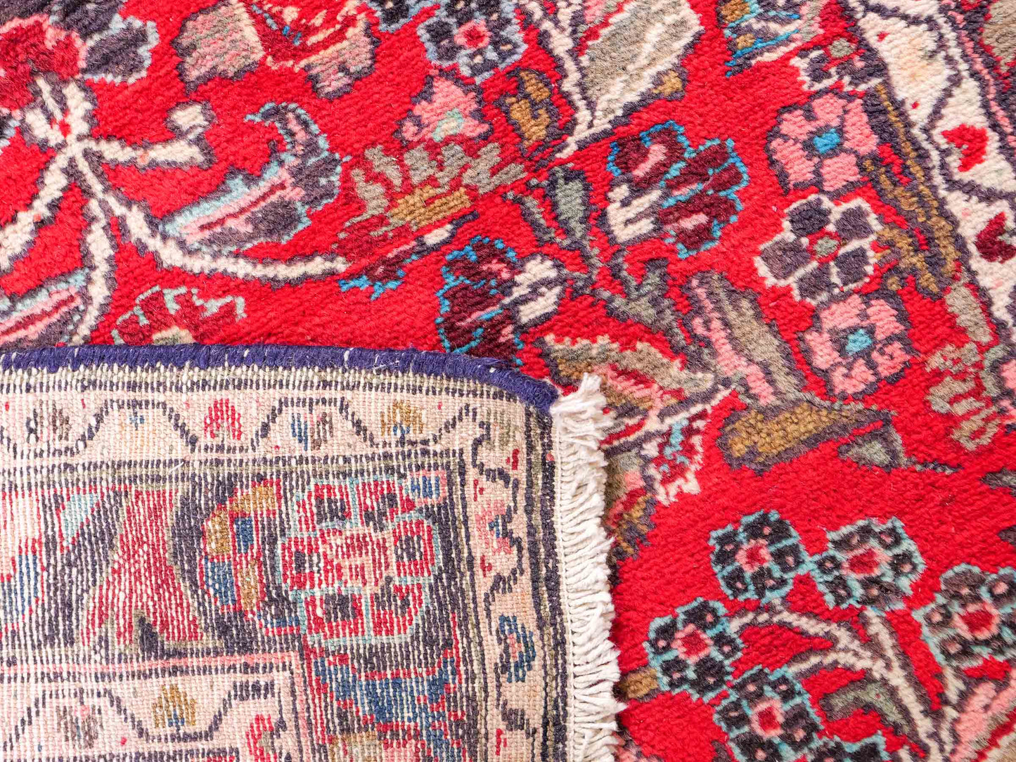 Feiner, handgeknüpfter, persischer Hamedan Dorfteppich aus Wolle von Khademi. Farbe: Rot. 305 x 108 cm. Vertrieb durch JUPITER Intl.