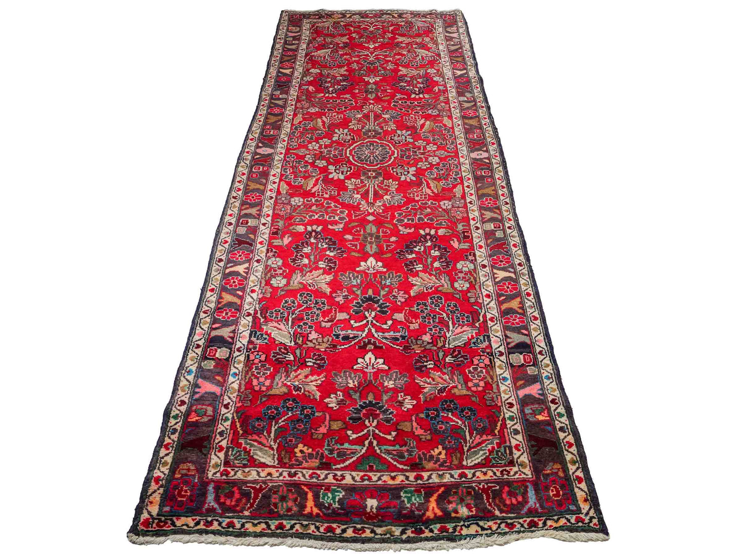 Feiner, handgeknüpfter, persischer Hamedan Dorfteppich aus Wolle von Khademi. Farbe: Rot. 305 x 108 cm. Vertrieb durch JUPITER Intl.